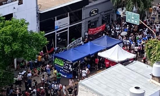 En contra del ajuste del Gobierno nacional, organizaciones sociales cortaron la ruta 14 en Alem y se manifestaron en Posadas