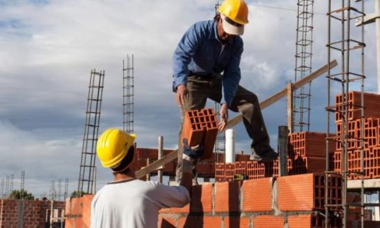 El presidente Alberto Fernández le pone marco al acuerdo para transformar planes sociales en trabajo en el sector de la construcción