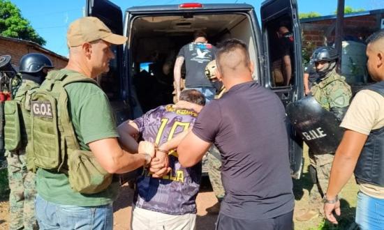 Arrestaron a un hombre atrincherado con armas y bombas molotov en Ga...
