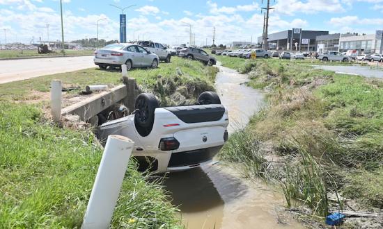 El día después del desastre: el calvario de los habitantes de Bahía Blanca, que amaneció destrozada...