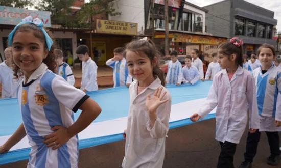 Estudiantes de cuarto grado protagonizaron un banderazo en las calles
