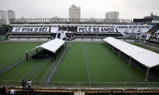 Con mucha tristeza, los brasileños acuden al velatorio de Pelé
