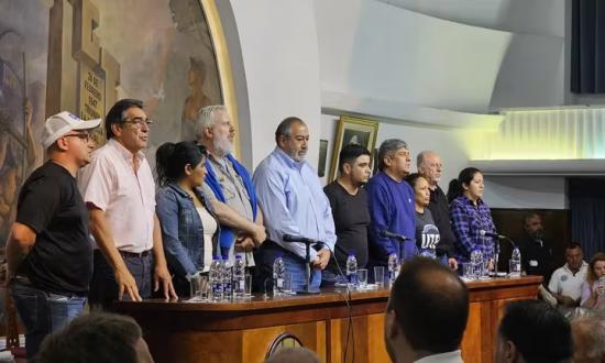 La CGT y los piqueteros peronistas anticiparon que saldrán a la calle si Milei impulsa cambios en las leyes laborales