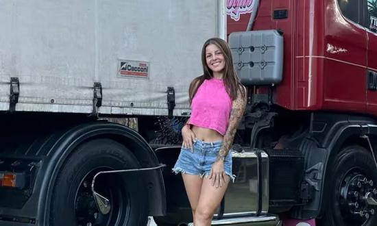 La joven camionera que revela la intimidad de sus viajes en las rutas argentinas y es furor en TikTok