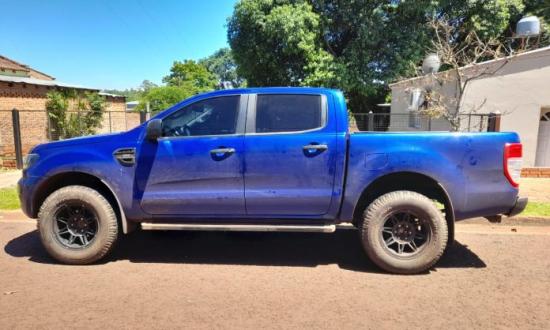 Fotografió su camioneta en tacos después de solicitar la ayuda de un gomero para sustraer las ruedas y denunció que le robaron
