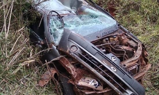 Destrozó el auto, pero salió ileso