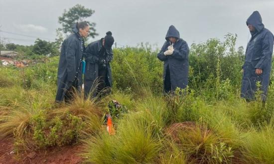 La autopsia confirmó que el joven hallado en un baldío murió electrocutado: investigan si habría pretendido ingresar a una casa para robar gallinas