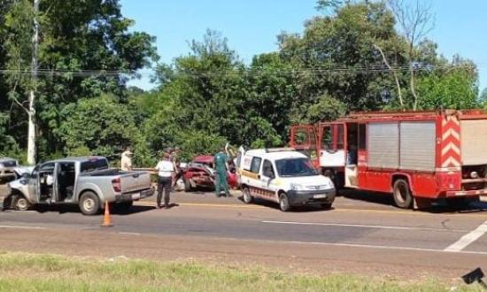 Choque frontal en San Ignacio entre dos autos: hay varios heridos