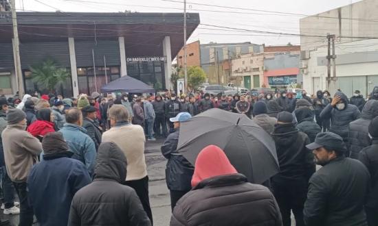 "Que se garantice la canasta básica y se abra el diálogo", piden policías