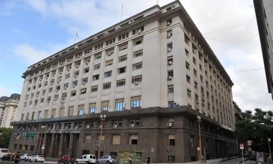 En las reuniones de transición, el Gobierno admitió que le dejará a Milei un déficit de 3% del PBI