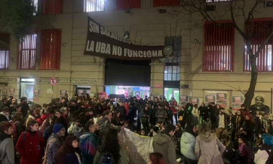 Estudiantes tomaron la Facultad de Filosofía y Letras tras la ratificación de la condena a Cristina Kirchner