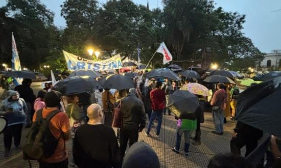 Manifestantes marcharon desde el Mástil hasta la 9 de Julio de Posadas en apoyo a Cristina