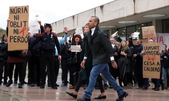 Dani Alves ya está en libertad: así ha sido su salida de la cárcel tras pagar la fianza