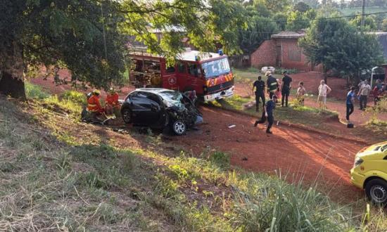 Garuhapé: al menos dos personas fallecidas al despistar un auto en la 12