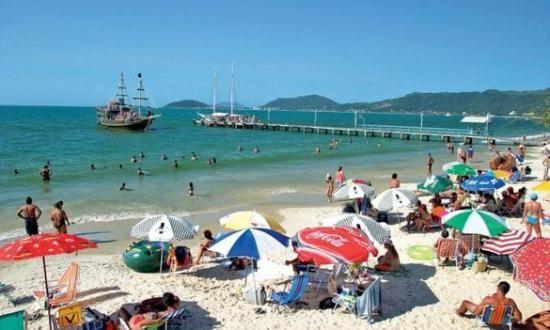 Pese a la epidemia de diarrea, Florianópolis tiene un boom de turistas argentinos y vive la mejor temporada de los últimos 10 años