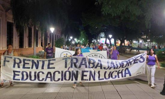 Docentes y jubilados misioneros marcharon este jueves 22-2...
