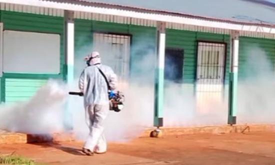 Fumigan escuelas de El Soberbio