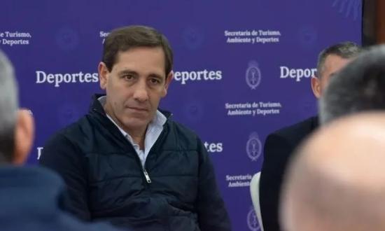 El Gobierno pidió que Tapia y Messi debían pedir disculpas por los cánticos "racistas", pero luego se retractó...