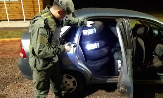 Gendarmería incautó cubiertas de contrabando y marihuana en San Vicente