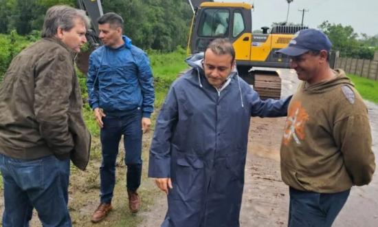 Oscar Herrera Ahuad recorrió Cerro Corá y asistió a familias afectadas por las lluvias