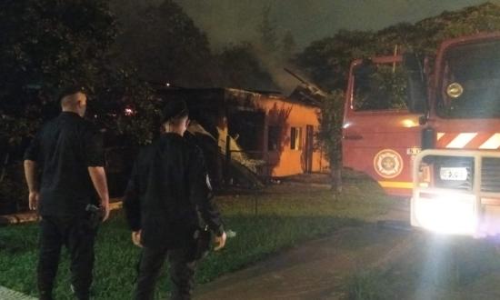 El fuego consumió una casa y dos motos por la avenida Corrientes