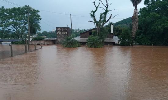 Crecida histórica del río Uruguay afectó a Alba Posse y Porto Mauá, dejando más de 30 personas evacuadas