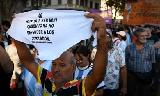 Con un fuerte operativo de seguridad, se realizó una nueva marcha de jubilados en el Congreso: hubo un periodista herido