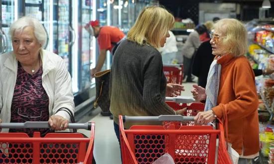 Las jubilaciones aumentarán 27,18% en marzo, muy por debajo de la inflación del 58.6% en el último trimestre