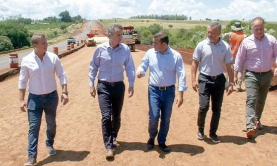 Misiones y Nación firmaron convenios para la construcción de puentes y para la ciclovía y senda peatonal en Puerto Iguzú