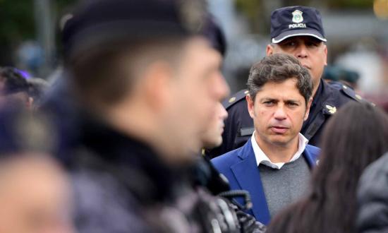 Kicillof habló sobre los 24 policías apartados por vínculos con un candidato de Milei: “Hay leyes que respetar”