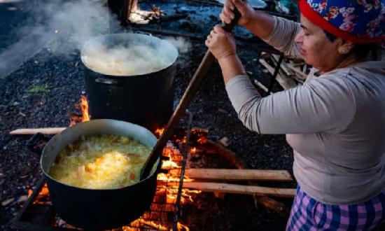 Locro, tradición renovada con porciones desde 4.000 pesos