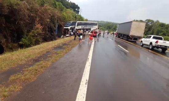 Accidente en Puerto Leoni: fallecieron los conductores tras un choque frontal entre un colectivo y una camioneta