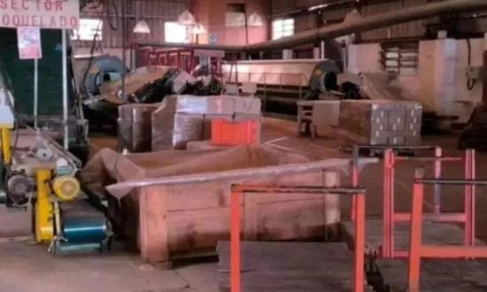 Crisis en la maderera Industrias Montecarlo: trabajadores tomaron la planta por falta de pago de haberes hace tres meses