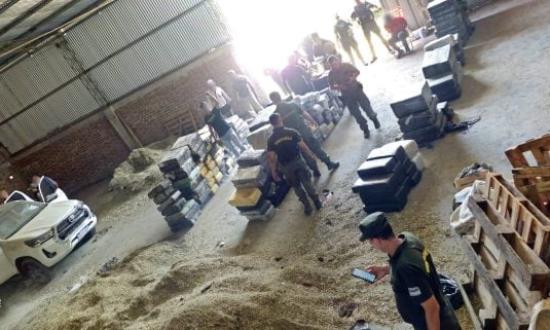 Gendarmería secuestró más de tres toneladas y media de marihuana oculta entre yerba en un depósito de Capioví