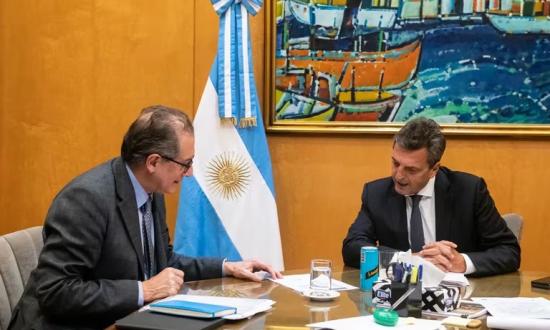 Entre las negociaciones con China y el FMI, Massa acelera acuerdos con empresas para ahorrar dólares y ganar tiempo