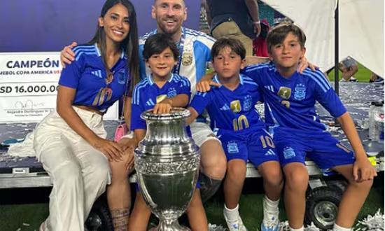 Lionel Messi y su festejo tras el título de Copa América: beso con Antonela Roccuzzo, abrazo con sus hijos y el...