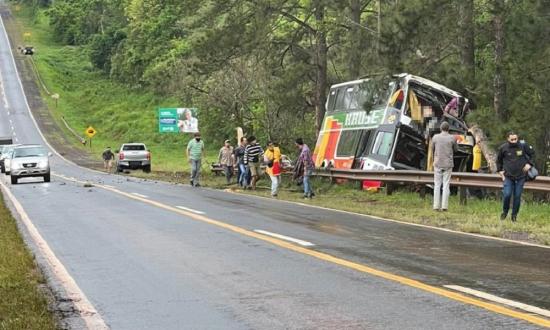 Tragedia en la Ruta 12: un micro despistó por la explosión de un neumático, chocó a un auto, a varios pinos y dejó tres fallecidos...