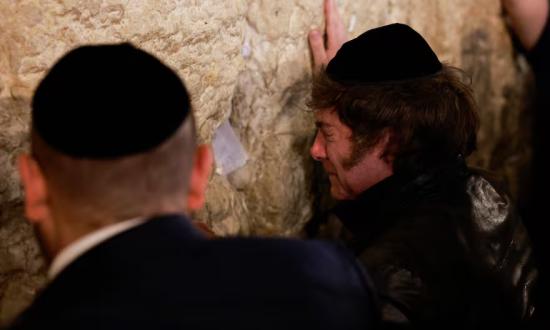 Javier Milei llegó a Israel y fue a rezar al Muro de los Lamentos: “Sepan que mi apoyo es de corazón”, dijo