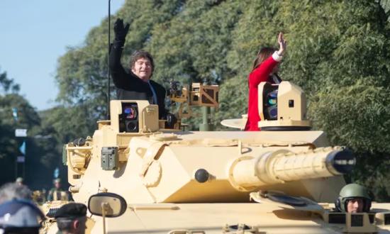 Luego de la firma por el Pacto de Mayo, Milei encabezó el desfile militar por el 9 de Julio