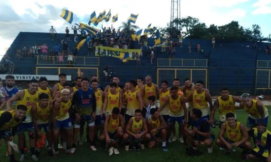 Los hinchas despidieron al plantel de Mitre con un banderazo