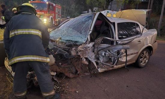 Choque frontal entre un camión y un automovil en Alem: murió un recono...