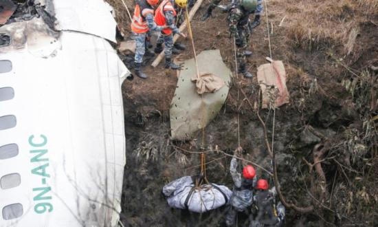 Tras el accidente aéreo en Nepal, equipos de rescate continúan buscando intensamente a los desaparecidos