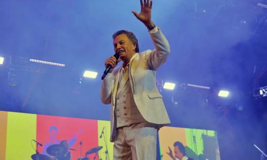 Palito Ortega hizo bailar y delirar a todos en el anfiteatro obereño