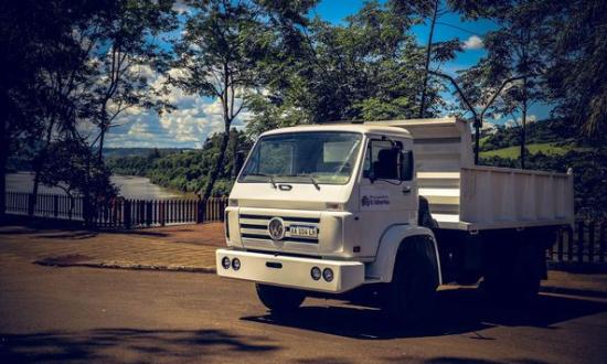 Hacen mantenimiento del parque vial en la Muni de El Soberbio