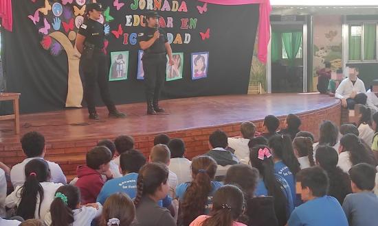 SAN VICENTE: "POLICÍAS REALIZARON CHARLA EN ESTABLECIMIENTO EDUCATIVO"