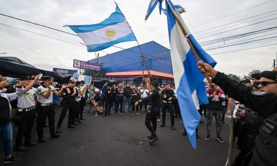 La amenaza del Gobierno de echar a policías aumentó el malestar general