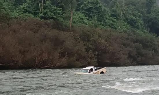 Rescatan a dos personas que habían caído con su camioneta al arroyo Yabotí