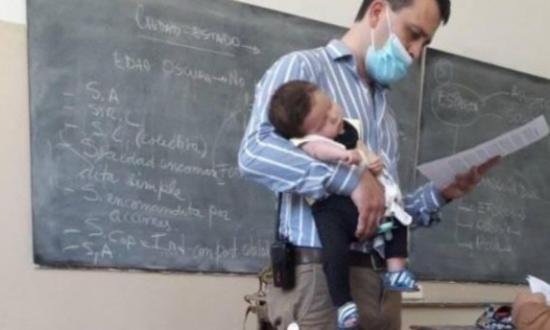 Habla el profesor que dio clases con la beba de una alumna en brazos: “Todos pueden terminar la escuela”