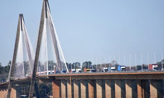 Por primera vez desde que reabrieron el Puente San Roque González de Santa Cruz, se completó el cupo de ingreso a la Argentina