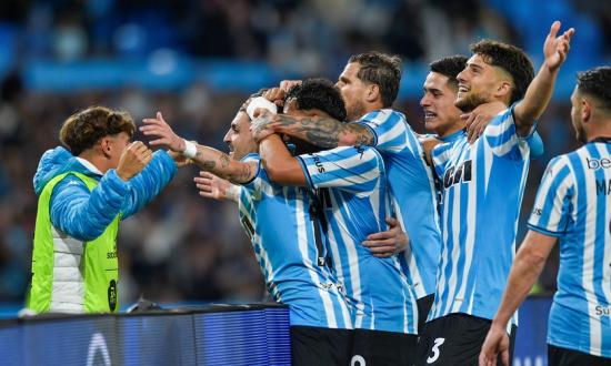 Noche para el recuerdo de Racing: remontó ante Paranaense, goleó 4-1 y rompió una maldición de 27 años